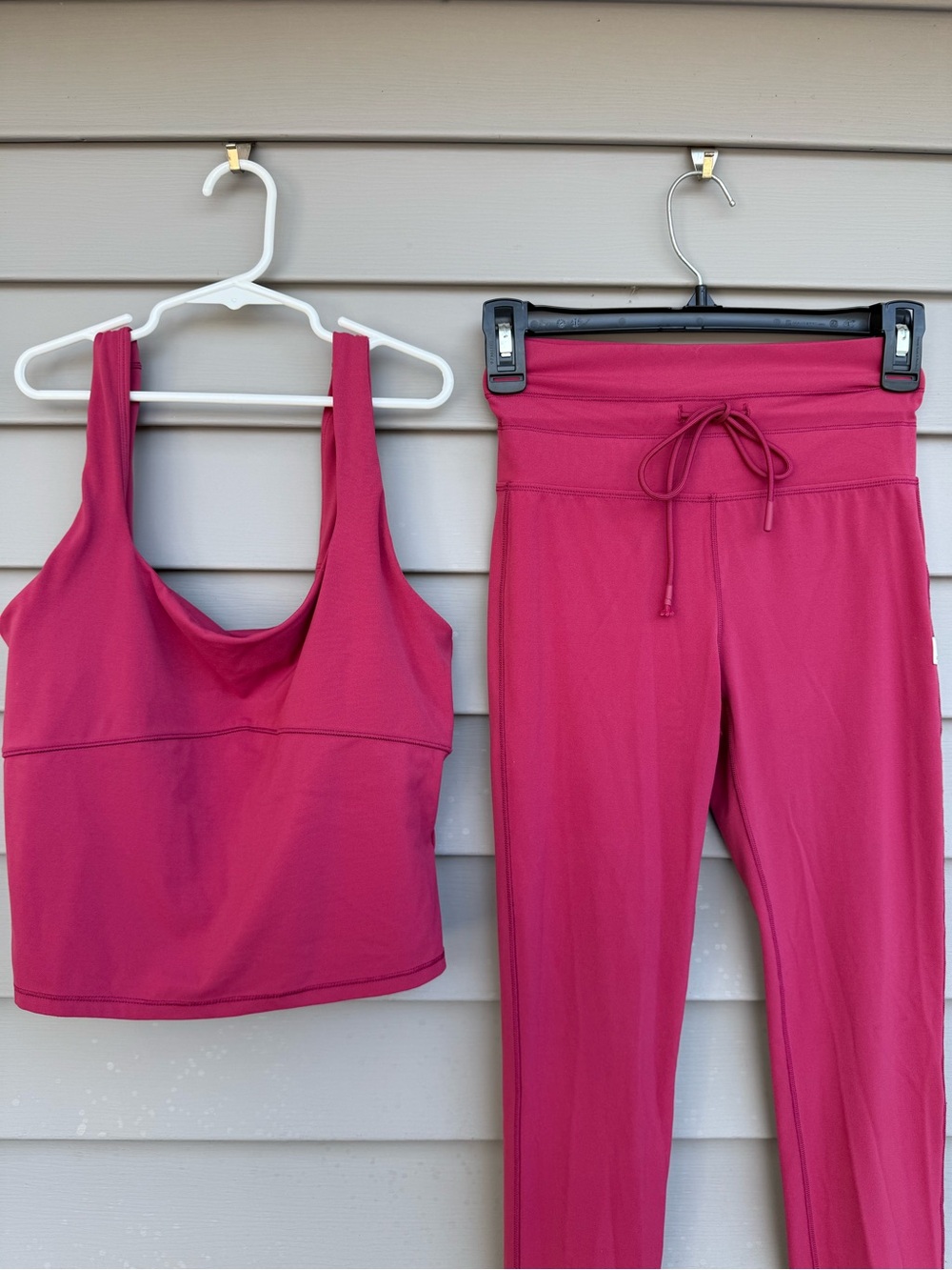 Vuori Cranberry Workout Set